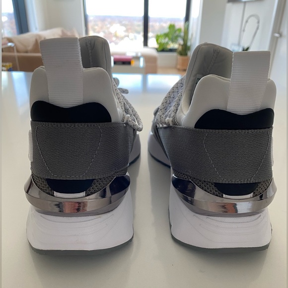 Puma Women’s running sneakers, gray/white/silver Size 9.5, brand new never worn - Picture 3 of 6